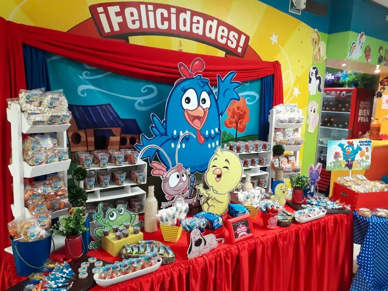 Mesa de dulces con la gallina
